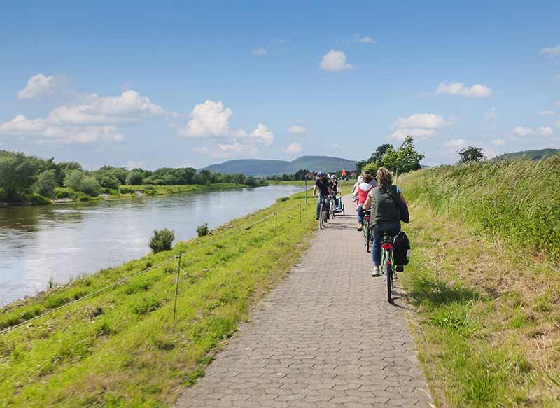 Der Weserradweg folgt direkt dem Fluss
