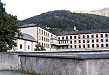 Am Ortseingang von Zams passieren Sie ein großes Klostergebäude, das Mutterhaus der barmherzigen Schwestern von Zams.