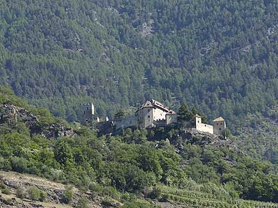 Tschars liegt am Berghang