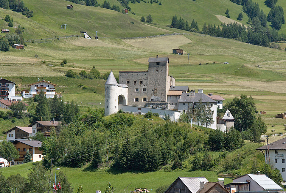 Blick auf Burg Nauders