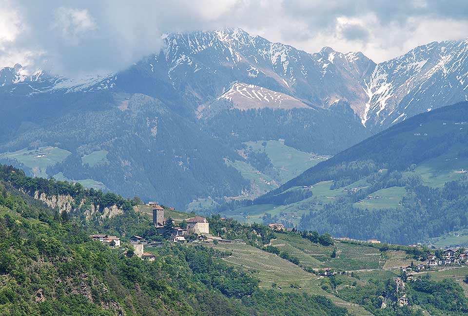 Burg und Dorf Tirol