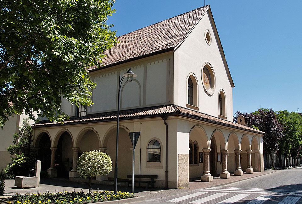 Am Kapuzinerkloster gehts nach rechts weiter