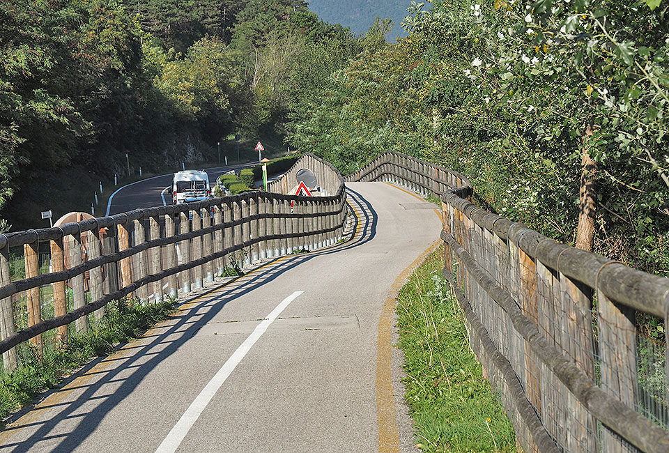 Hölzerne Abschrankung am Etschradweg