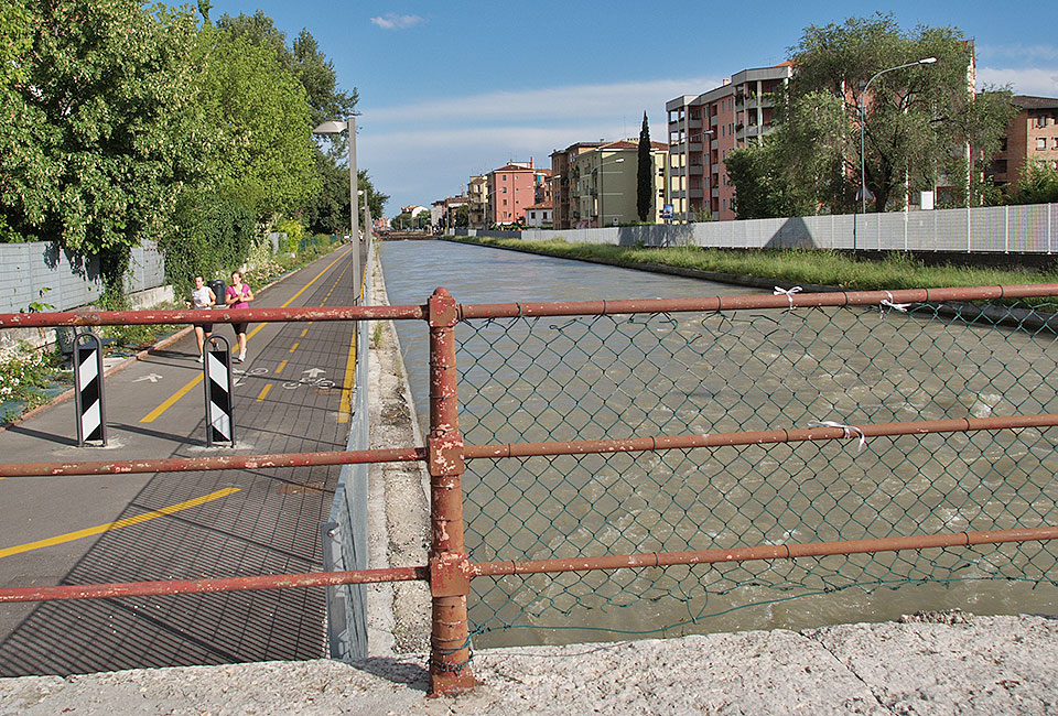 Dem Kanal entlang ins Zentrum