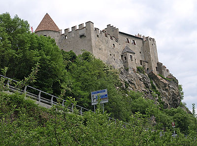 Blick hinauf auf Schloss Kastellbell