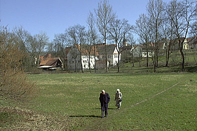 Würmtalradweg: Spaziergänger bei Mühlhausen