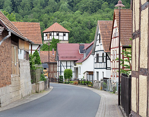 Fachwerk und Kirche in Frankenroda