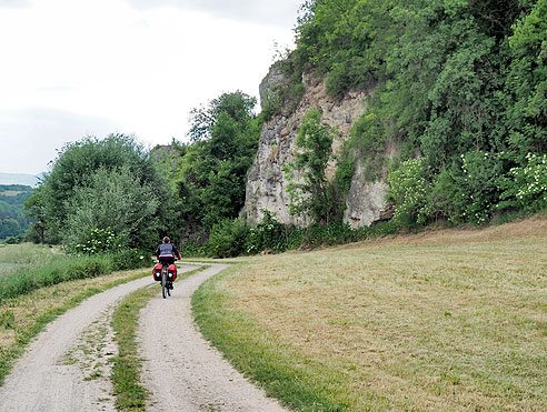 Radweg zum felsigen Prallhang