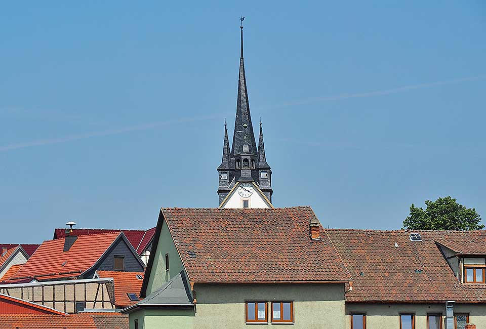 Spitzer Kirchturm in Schwallungen
