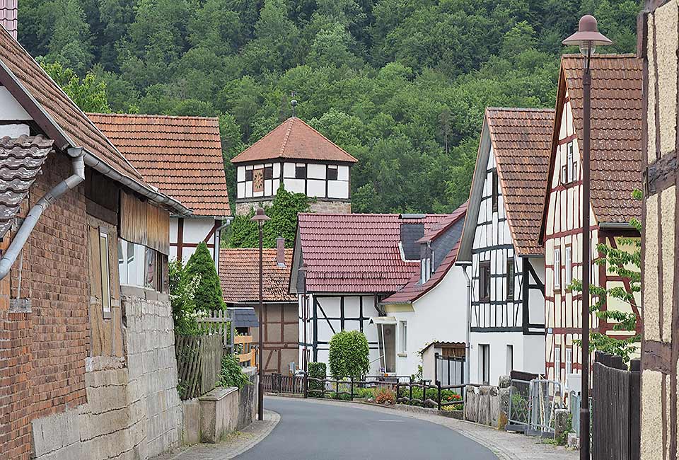 Fachwerk und Kirche in Frankenroda