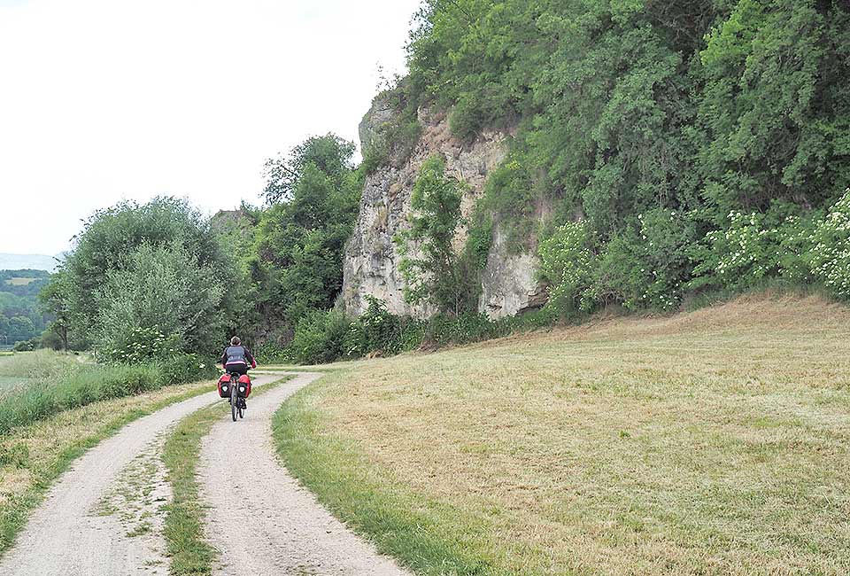 Radweg zum felsigen Prallhang