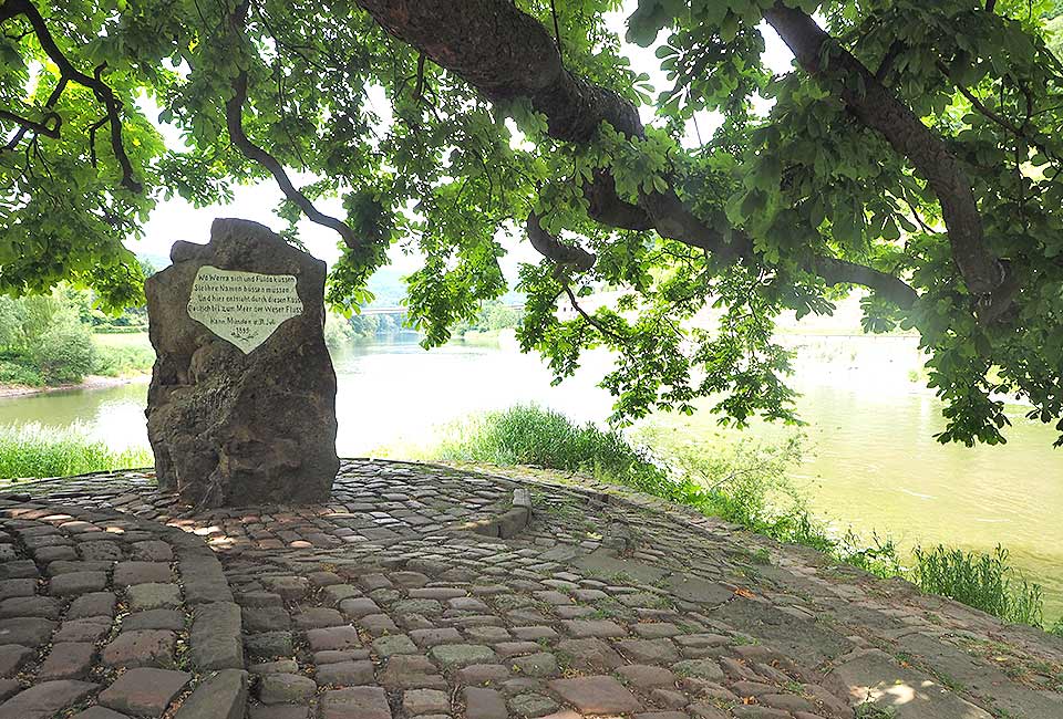 Der Weserstein markiert den Zusammenfluss von Fulda und Werra