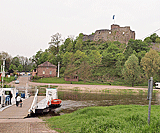 Die Eversteiner Burgruine überragt den Ort Polle. 