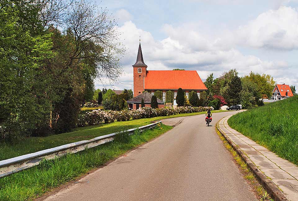 Auf dem Hochwasserdamm