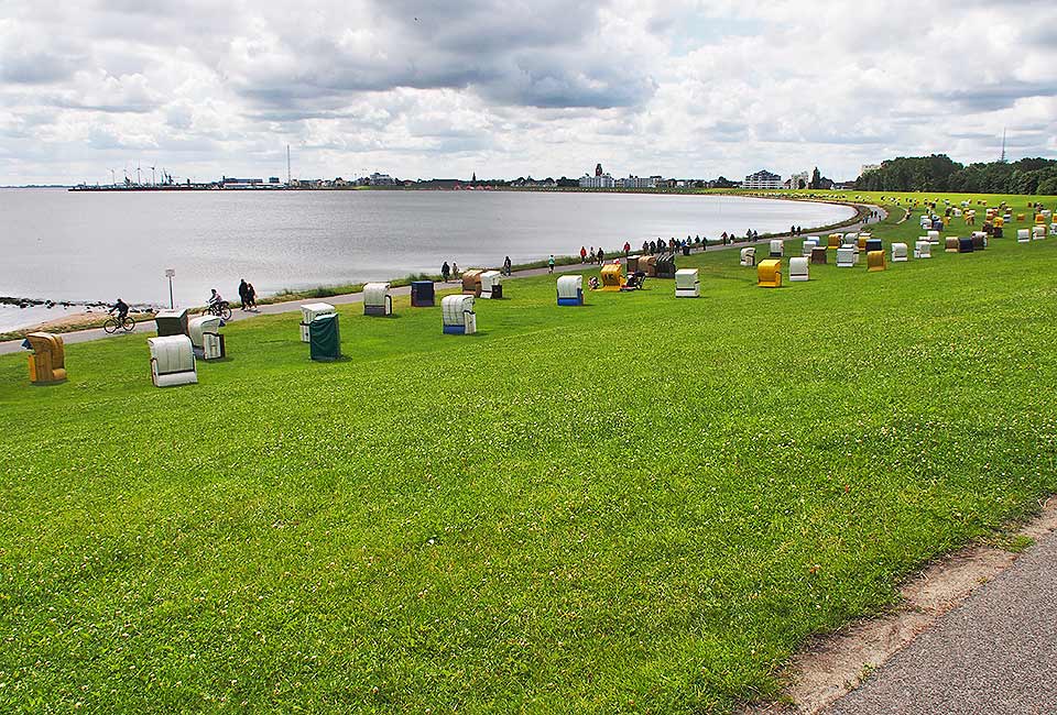 Strandkörbe in der Bucht in Cuxhaven