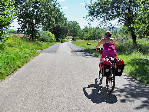 Radweg auf kleiner Straße