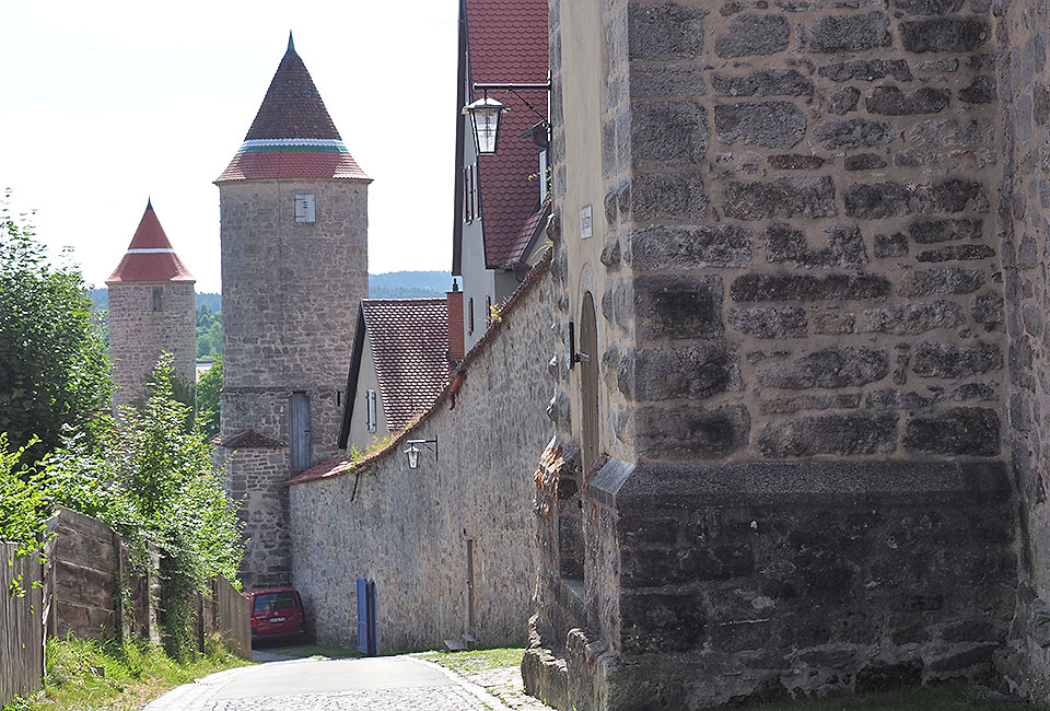 In Dinkelsbühl ist die ehemalige Stadtbefestigung noch erhalten