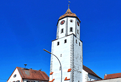Schiefer Kirchturm