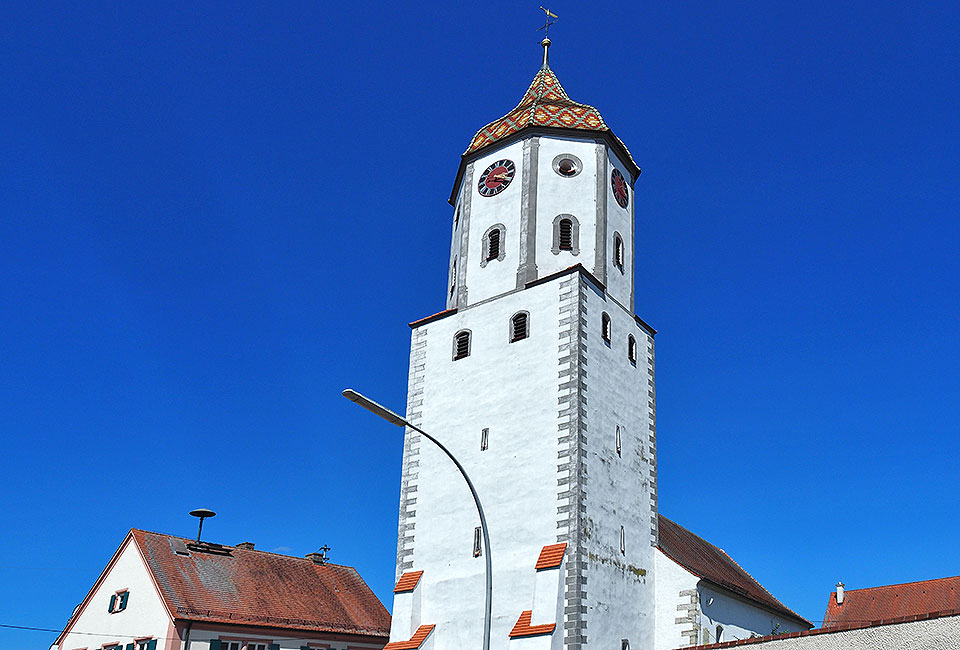 Schiefer Kirchturm in Munningen