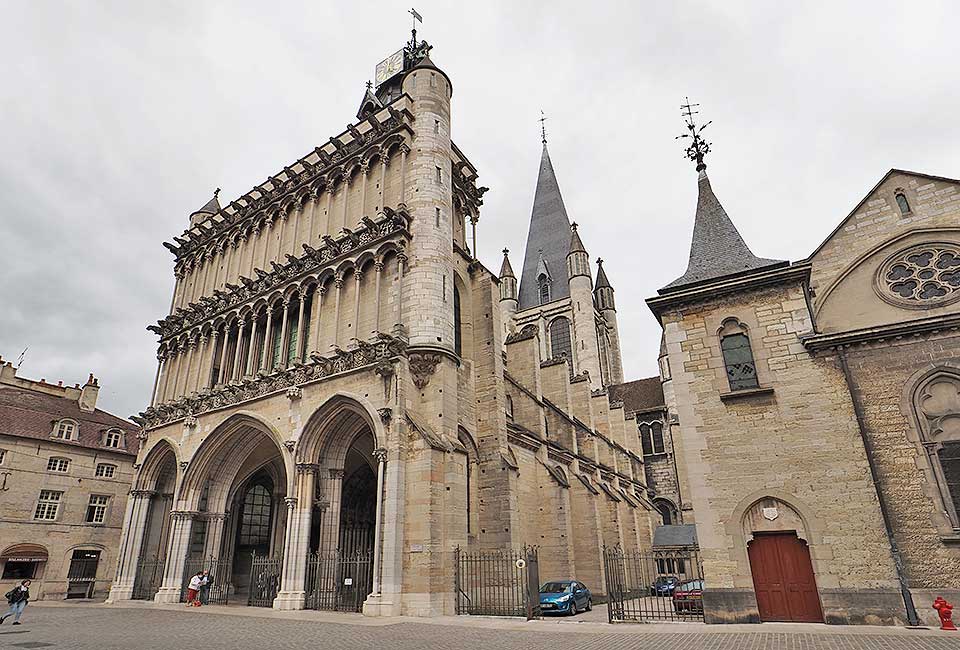 Die gotischen Kirche Notre-Dame mit den Wasserspeiern