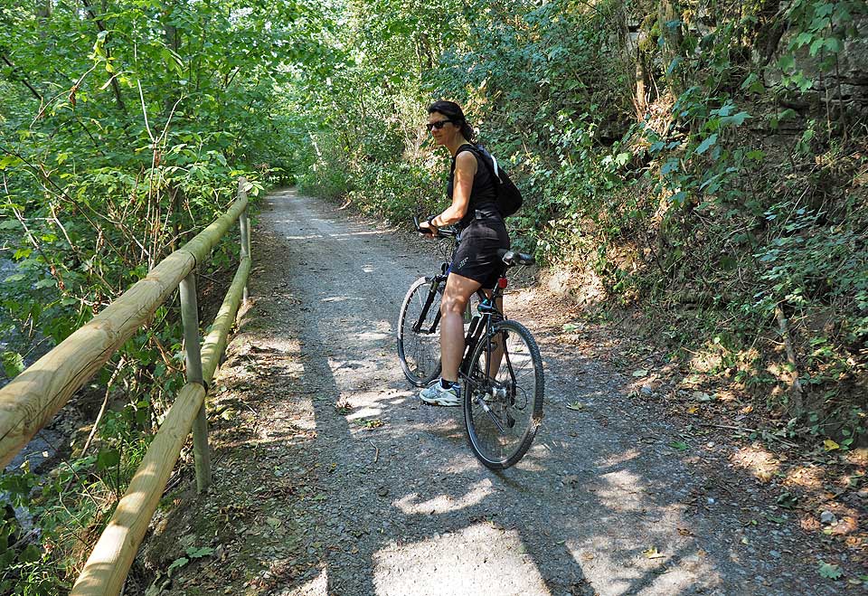 Vom Radweg geht es steil der Glems hinunter