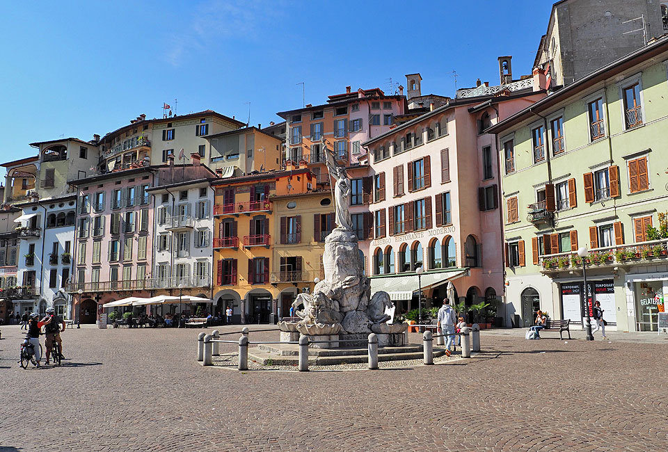 Auf dem Marktplatz von Castro