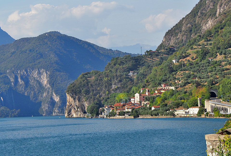 Schöner Blick zurück auf den Ort Vello