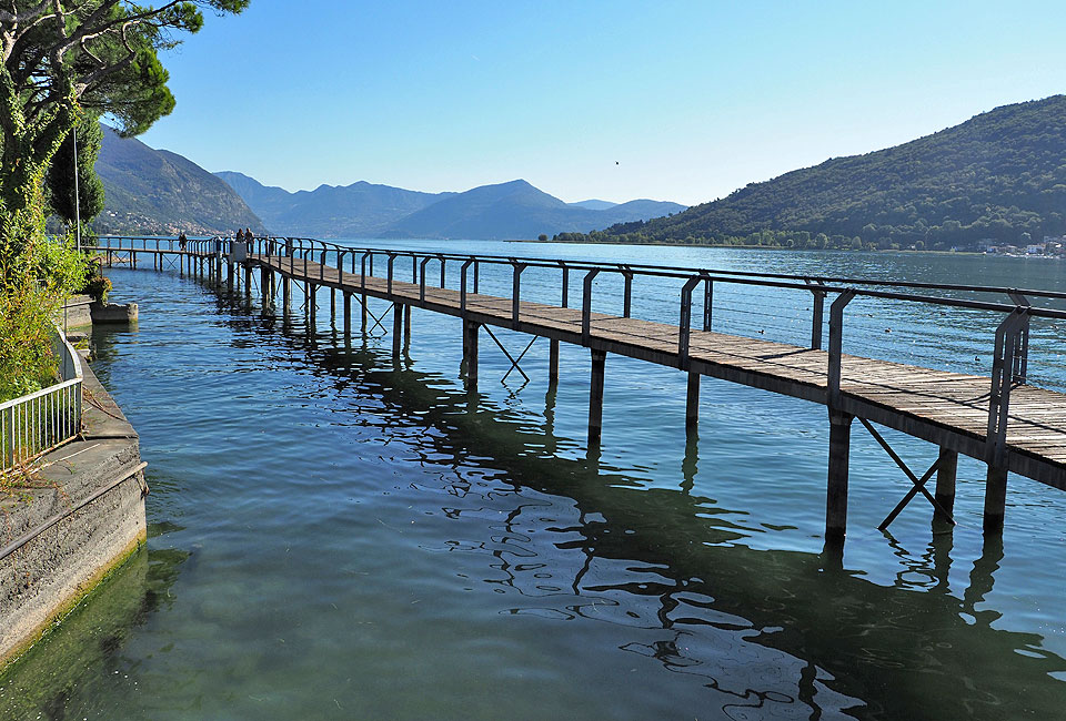 Romantischer Uferweg in Sarnico.