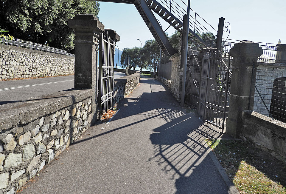 Der Radweg führt neben der Straße auf einer eigenen Spur