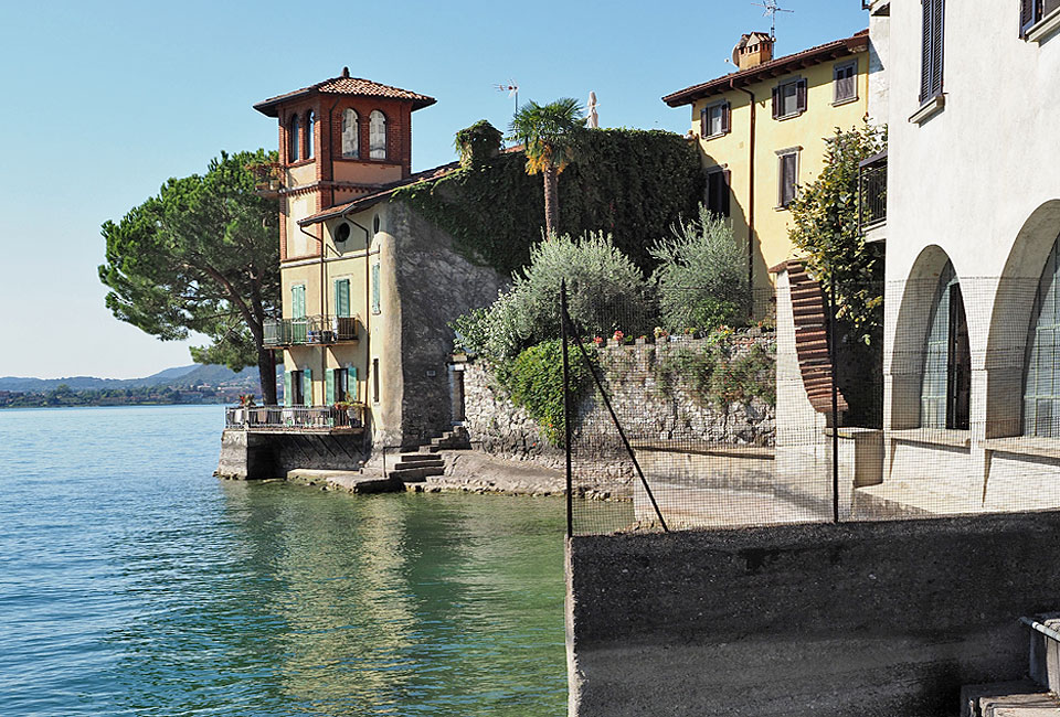 Alte Villen liegen direkt am Ufer