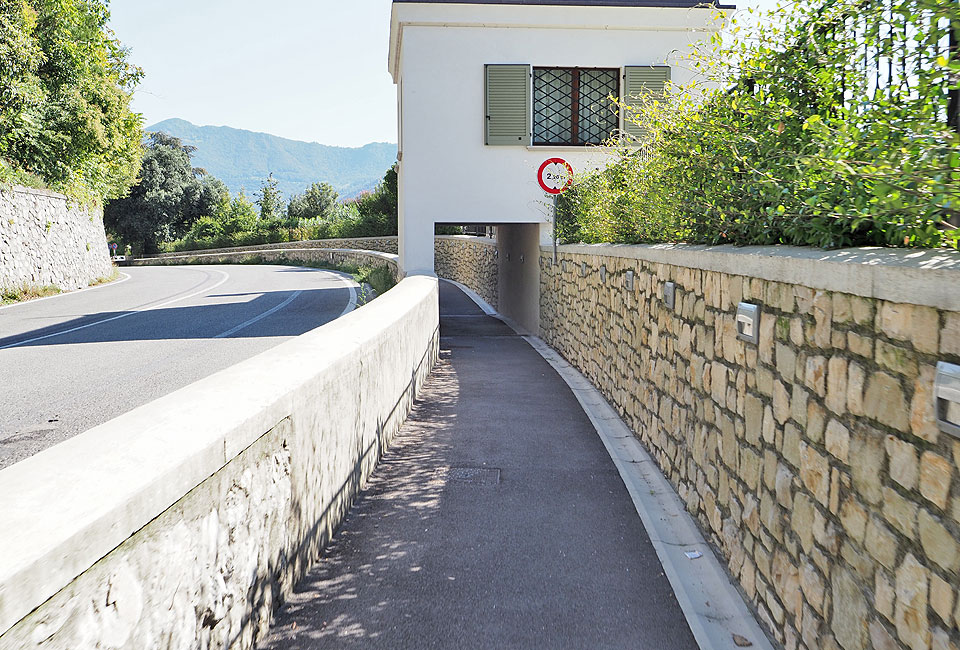 Der gut beschilderte Radweg führt miest abseits der Straße