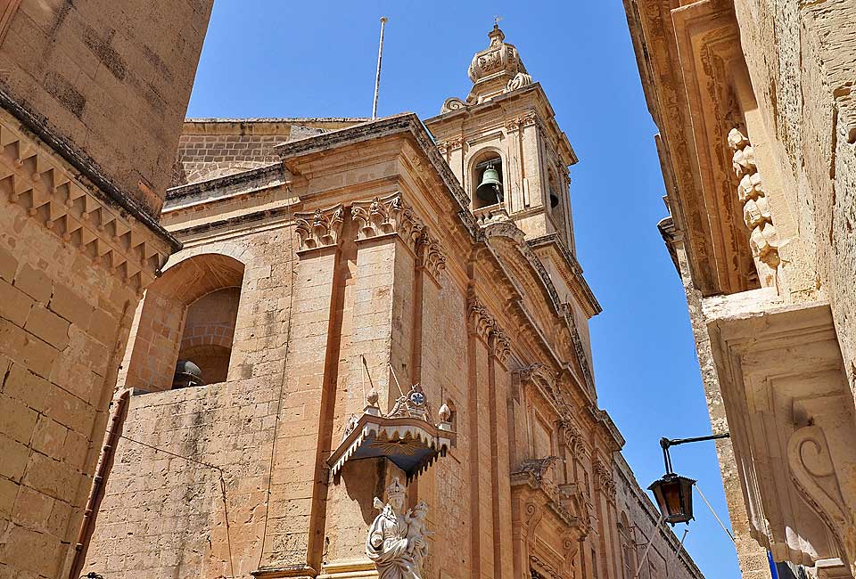 Zahlreiche Kirchen finden sich in der ummauerten alten Stadt Mdina