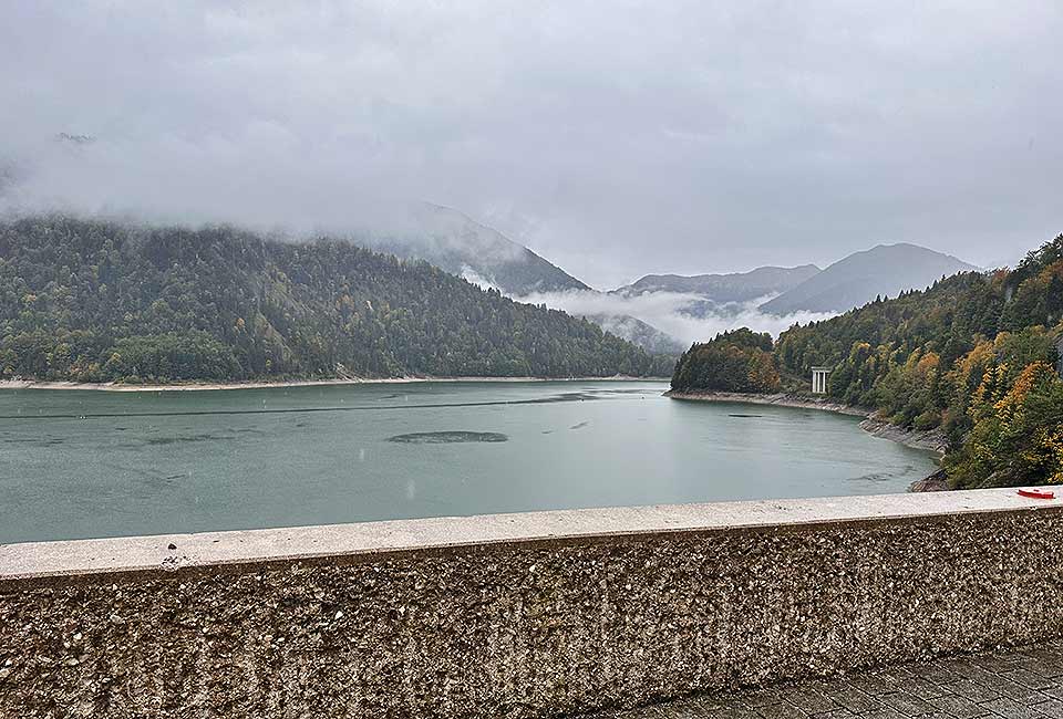 Blick auf den Sylvenstein-Stausees