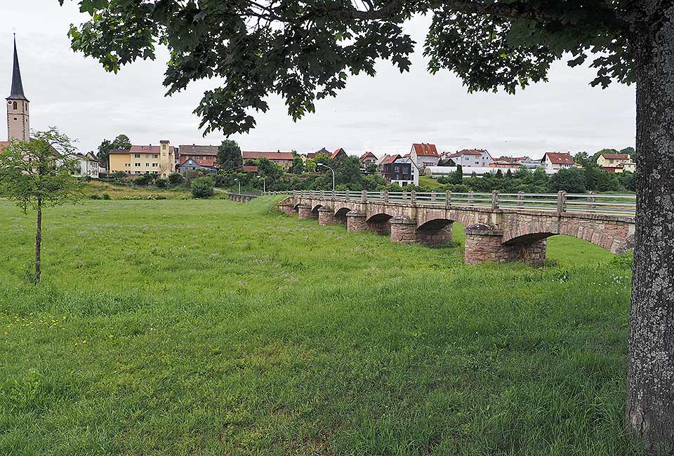 Fußgängersteg zwischen Steinach und Roth