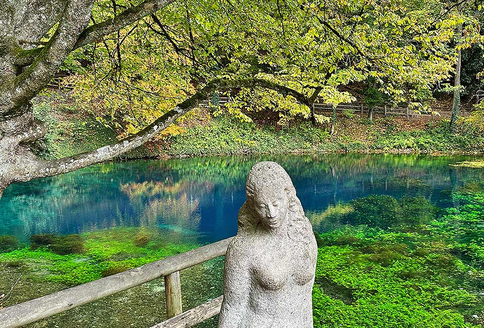 Blautopf mit der Schönen Lau in Blaubeuren Blautopf mit der Schönen Lau in Blaubeuren