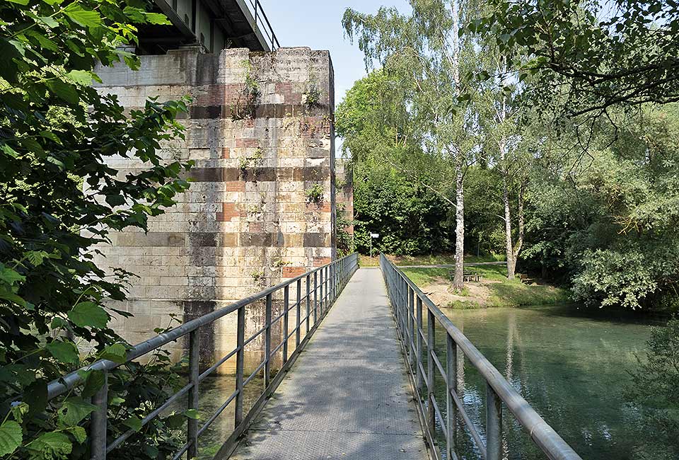 Fußgängersteg an der Eisenbahnbrücke Fußgängersteg an der Eisenbahnbrücke